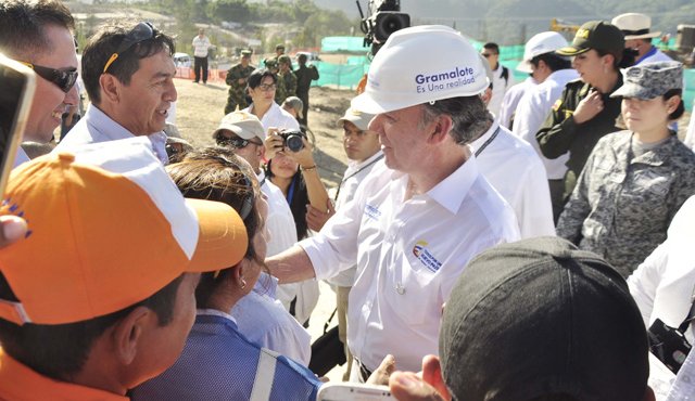 A su llegada al sitio donde se construye Gramalote, el presidente Juan Manuel Santos aprovechó para saludar a los vecinos de este pueblo que se hicieron presentes en la ceremonia de entrega del balance de los trabajos. Edinsson Figueroa