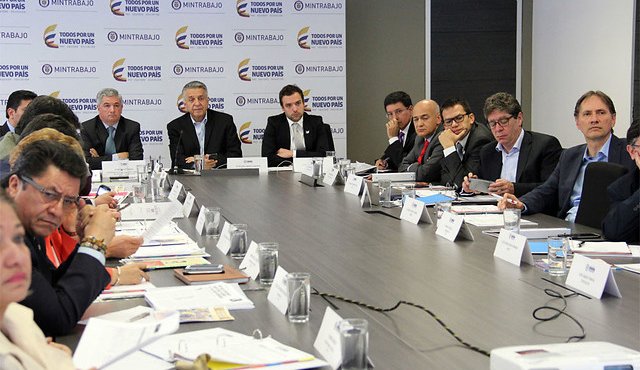 Reunión para acordar el aumento del salario para el año 2016. Colprensa
