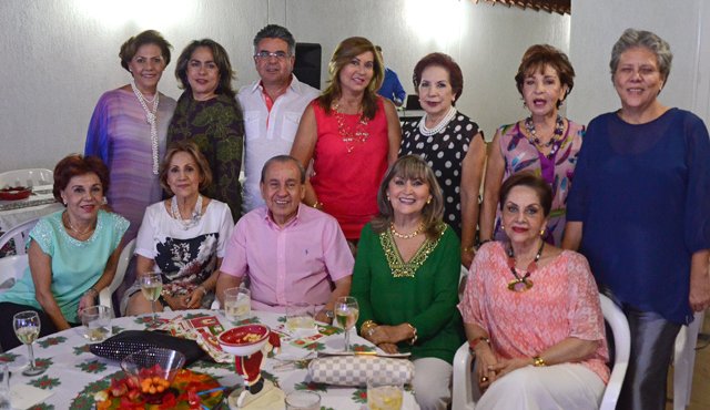 Sentados: Elsa de González, Belén de Román, Álvaro Salgar, Piedad de Salgar y Nassire Saffi. De pie: María Eugenia de Brahim, Fabiola Hernández, Raúl Colmenares Ossa, Yolanda de Colmenares, Mercedes de Hidalgo, Betty de Lamk y Elizabeth Hernández. Rodrigo Sandoval