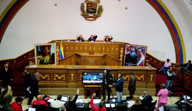 El gobierno venezolano se aferra a sus íconos políticos, Simón Bolívar y Hugo Rafael Chávez Frías, para mantener su influencia dentro del pueblo que sigue sus teorías revolucionarias. AP