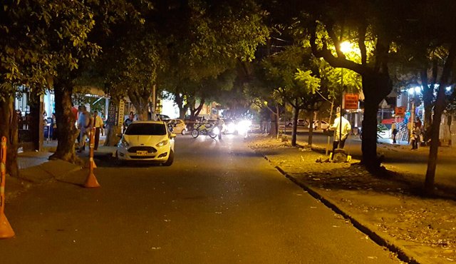 El crimen ocurrió cerca del vehículo blanco, frente al supermercado Santa Ana Market. Cristian Herrera