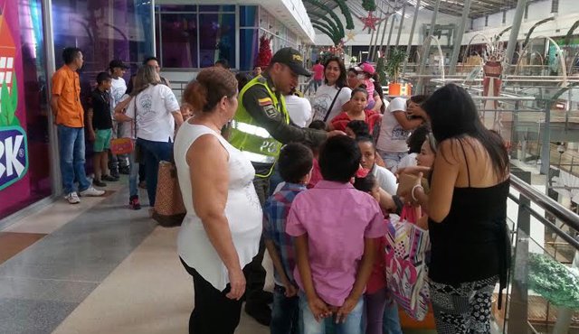 Uniformados de la Policía Nacional le adelantaron la celebración de navidad a los niños enfermos de cáncer. Suministrada