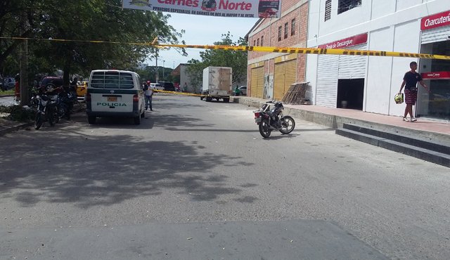 La carnicería fue inaugurada el sábado. Uno de los atracadores es alto y delgado. Al parecer, los dos asaltantes habrían estado horas antes en el lugar. Los hombres pretenderían robarle a la víctima unos anillos de oro. Andrés González