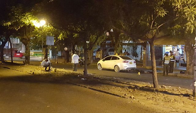Al parecer los agresores le dispararon a la víctima desde este separador. Luego de cometer el crimen, los desconocidos huyeron a bordo de un carro que los esperaba a media cuadra del lugar. Cristian Herrera