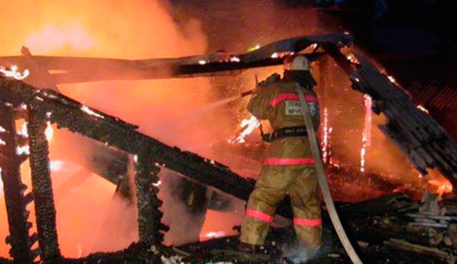 El incendio destruyó en cuatro horas el edificio. Twitter @Mineducacion