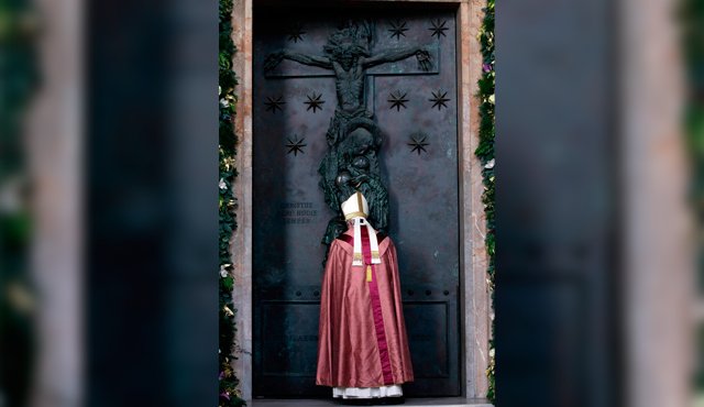 Tras la apertura simbólica de la Puerta Santa en el antigua catedral, Francisco dijo a los fieles que "Dios no ama la rigidez" sino que desborda ternura. AP
