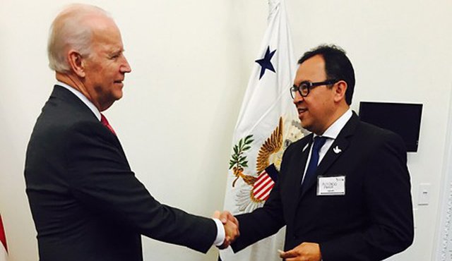El vicepresidente de Estados Unidos, Joe Biden, fue el encargado de instalar la ceremonia en la que fueron exaltados cinco centros de formación del SENA que trabajaron de la mano con cinco community colleges (colegios universitarios) del país norteamericano. Colprensa