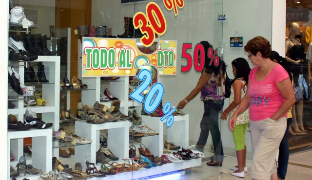 Según la encuesta de Fenalco, efectuada en las principales ciudades del país, el 31% de los encuestados gastará la prima en compras navideñas. Archivo