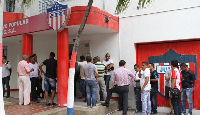 Hinchas del Junior ya comenzaron a comprar las entradas para el primer juego. Colprensa