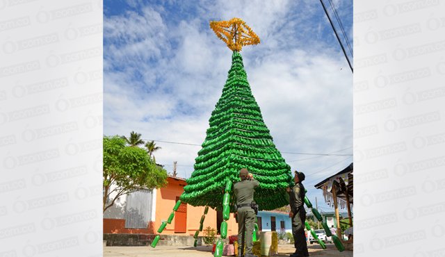 El árbol mide 15 metros y fue construido con 3 mil botellas plásticas de 2 y 3 litros.. La base está hecha con un tubo metálico y la estrella del árbol está construida con botellas de menor tamaño Rodrigo Sandoval