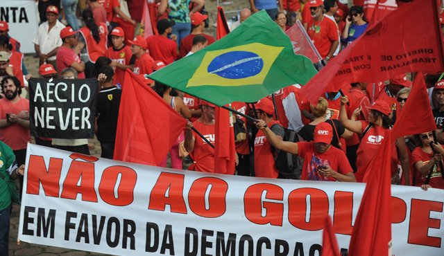 Miles de personas salieron a las calles en Brasil para apoyar a su presidenta. AFP