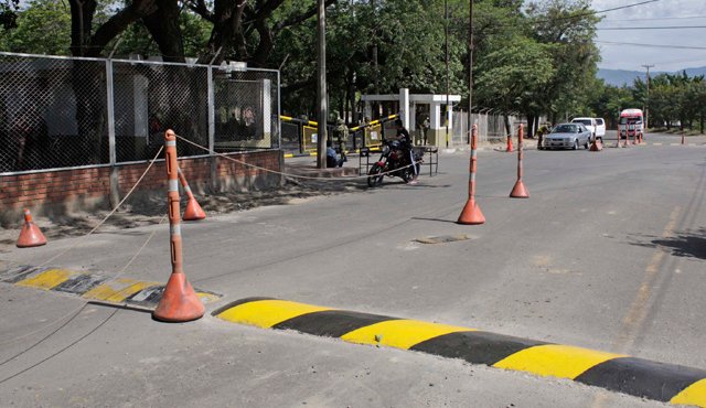El Ejército aseguró que decidió poner los reductores porque nadie respetaba los cauchos que se habían instalado para ejercer control. Suministrada