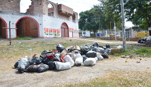 Los alrededores de la plaza de toros se convirtieron en el basurero comunal desde que el carro recolector de basura dejó de pasar por el casco urbano. Rodrigo Sandoval