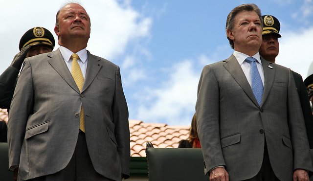Juan Manuel Santos, presidente de Colombia, al lado del ministro de Defensa, Luis Carlos Villegas. Colprensa