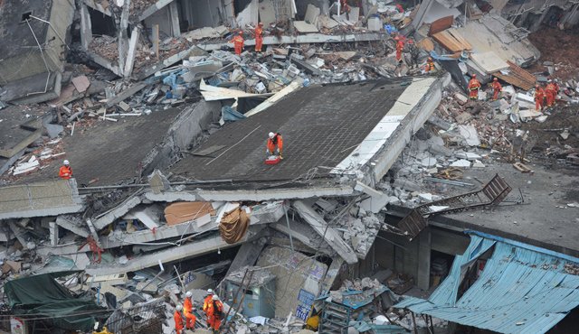 El diario Shenzhen Evening News afirmó que unas 900 personas pudieron ser evacuadas antes de la tragedia. AFP