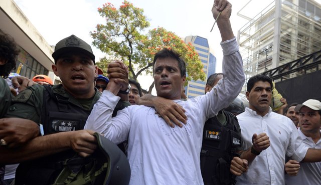 El líder opositor venezolano, Leopoldo López, indicó que desde julio pasado la dirigencia de la oposición venezolana realiza una discusión sobre cuál mecanismo activar para ,lograr el cambio político: si es el revocatorio, enmienda, renuncia o la constituyente. Archivo