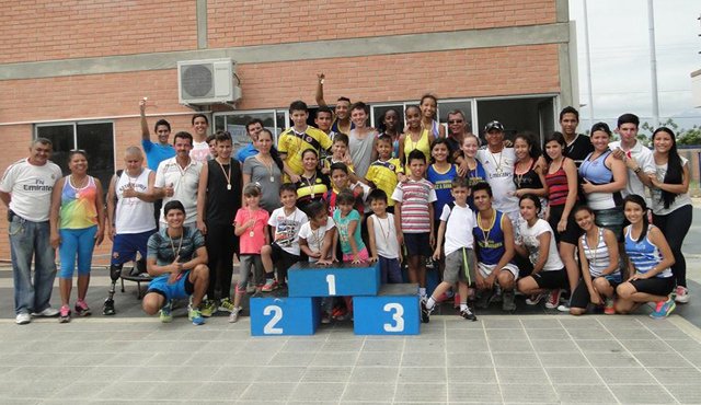 Un fin de semana de integración familiar vivió el atletismo en la ciudadela Juan Atalaya, donde padres e hijos le sacaron jugo al deporte. Cortesía