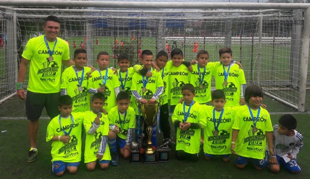 Este es el equipo Leones del Norte de la categoría 2006 que obtuvo el título del festival Medellín Soccer Cup, que se celebró en la capital antioqueña, con la presencia de 11 clubes de la categoría. Cortesía