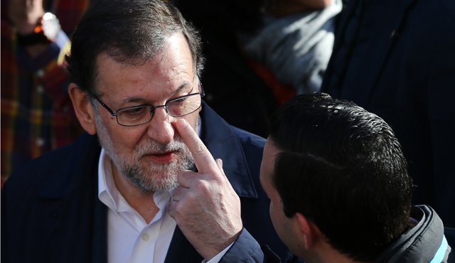Mariano Rajoy es consciente que el tiempo apremia y que si las negociaciones fracasan y no se forma ningún gobierno dos meses después de la primera sesión de investidura del Congreso, España deberá celebrar nuevas elecciones. AFP