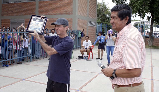El presidente de la Liga Nortesantandereana de Natación, Manuel Romero Rangel (derecha), hizo entrega de una placa como reconocimiento a Norberto Santana Serrano, a su labor en favor de la natación durante más de 40 años de práctica y enseñanza.
Mario Caicedo