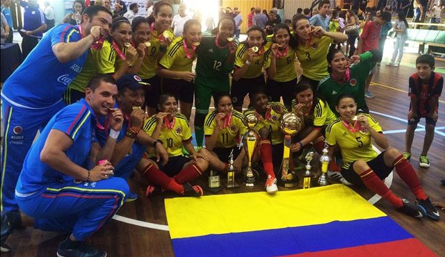 Esta es la selección femenina de fútsal que se coronó campeona de la Copa América, certamen que se disputó en Canelones (Uruguay), luego de golear 4-2 al seleccionado anfitrión. Cortesía