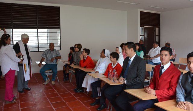 En uno de los salones que se construyeron se cumplió el acto protocolario de entrega de las aulas de clase y de la batería sanitaria. Roberto Ospino