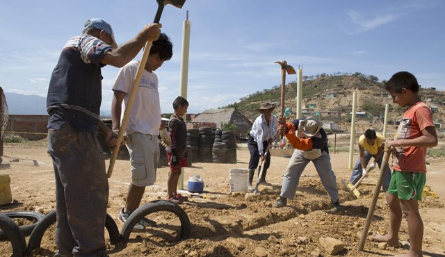 Tres días completan los vecinos de Nueva Ilusión y los voluntarios de la Fundación Innovación Ciudadana en las obras del parque ecológico del asentamiento. Juan Pablo Cohen