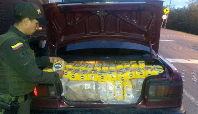 Se incautaron 162 unidades de elementos de aseo, 190 herbicidas, 1.156 unidades de medicamentos de uso humano, 435 confecciones, 288 unidades de cerveza, 525 kilogramos de alimento concentrado para animales, 550 galones de a.c.p.m. entre otros.
Policía