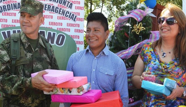 Momento en el que el representante del resguardo Catalaura recibe los detalles. Ejército