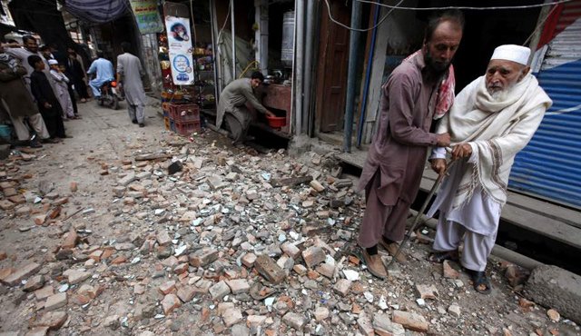 Un periodista de la AFP reportó que tras el sismo, los habitantes de Kabul salieron a las calles, temerosos de los efectos de las réplicas, pese al intenso frio. Internet