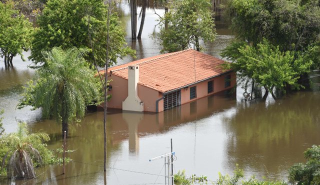 Vista de una zona inundada en Falcón , 42 km al oeste de Asunción , en la frontera Paraguay - Argentina. AFP