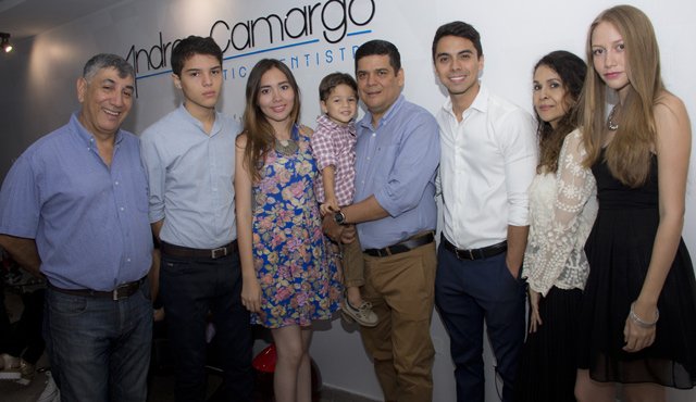 De izquierda a derecha: Eduardo Montes, Juan Pablo Camargo, Camila Camargo, Sebastián Camargo, Wilson Camargo, Andrés Camargo, Gloria Camargo y Camila Cárdenas. Luis Alfredo Estevez