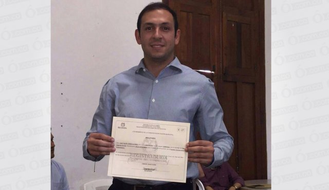 El concejal electo, Juan Felipe Corzo Álvarez, muestra la credencial para el periodo 2016-2019. Cortesía