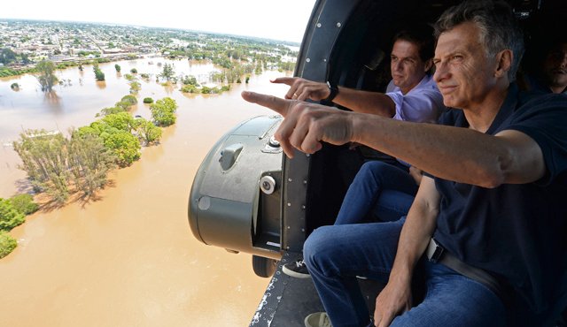 Macri recorrió en helicóptero la zona bajo agua junto al gobernador entrerriano, Gustavo Bordet, y al alcalde Enrique Cresto. AFP