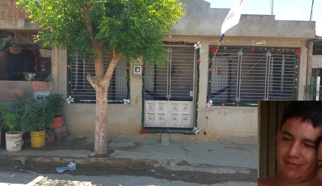 Hasta esta casa, ubicada en el barrio Minuto de Dios, llegaron los asaltantes y luego de robar asesinaron a la víctima. En la parte inferior derecha, Jhon Jairo Amaya Navarro. La Opinión