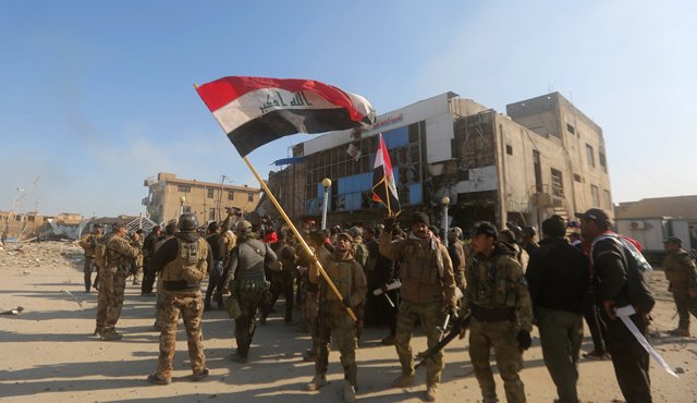 En las calles de Ramadi algunos soldados bailaban, blandiendo sus armas, mientras los comandantes de las fuerzas de seguiridad desfilaban, tras lograr una victoria que buscaban desde hace meses AFP