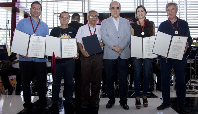 Alexander Trujillo Castro, Gabriel Alonso Soto, Jaime Rondón Espinosa, Donamaris Ramírez, Tatiana Rojas y Alain Enard. Alfredo Estévez