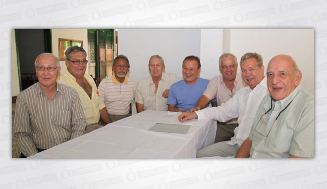Varios de los veteranos del baloncesto del Norte de Santander se reúnen para reírse de la vida. En la gráfica aparecen de izquierda a derecha Carlos ‘Fosforito’ Blanco (f), Vinicio Esquivel, Luis Francisco ‘Kiko’ Blanco (f), Álvaro Hernández, Hugo ‘Preterito’ Torres, Eduardo ‘Pollo’ González, Gastón Bermúdez y Hernán ‘Pipo’ Gómez. Archivo