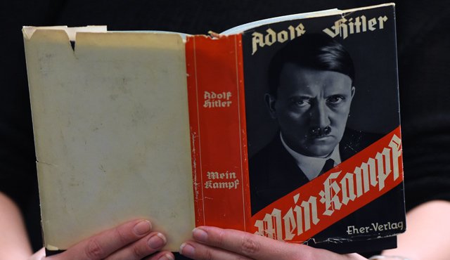 Esta foto fue tomada el 07 de diciembre 2015 muestra una edición alemana de " Mein Kampf " de Adolf Hitler (Mi lucha ) en el Berlín Biblioteca Central y Regional. AFP
