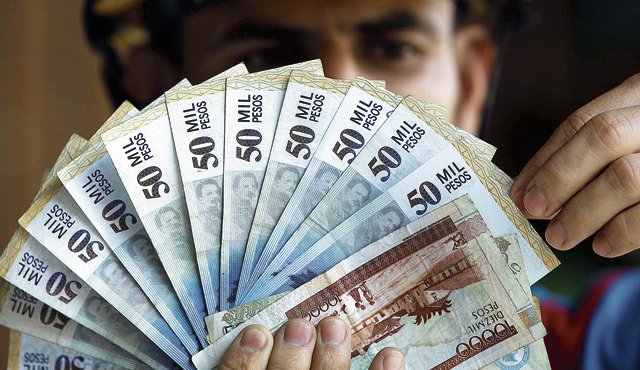 El sueldo mínimo pasará de $644.350 a $689.454. Colprensa