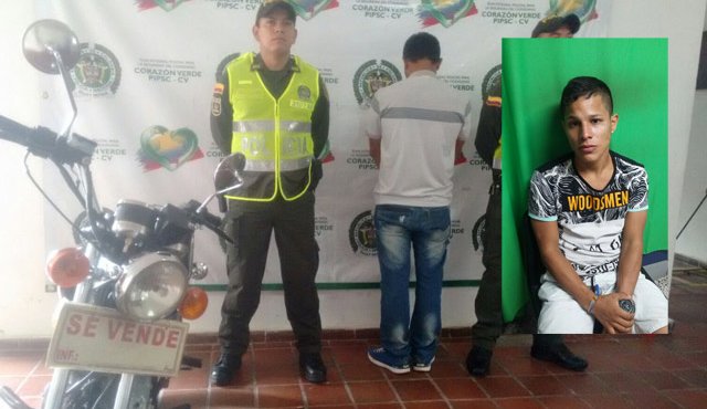 El capturado, que no fue identificado por la Policía de Norte de Santander, aparece junto a la moto robada que pretendía vender en el parque principal de Sardinata. Policía Nacional