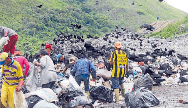 En medio de la fuerte contaminación, recicladores se buscan medios de vida en el vertedero. Cortesía