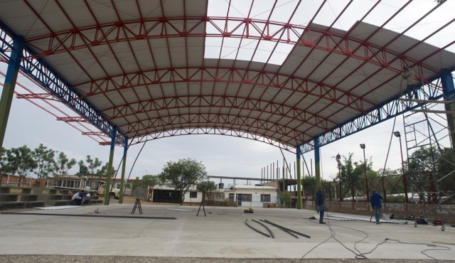 Los obreros no pararon de trabajar durante las fiestas de fin de año en el montaje de la cubierta del coliseo de La Ermita.