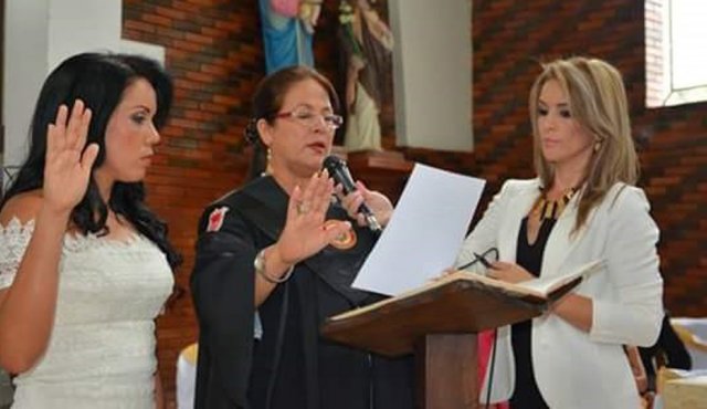 La notaria del municipio, elida rosa quintero, toma aquí el juramento a la nueva alcaldesa de Durania, Marlin Yohana Márquez Rivera (primera de izquierda a derecha). Cortesía