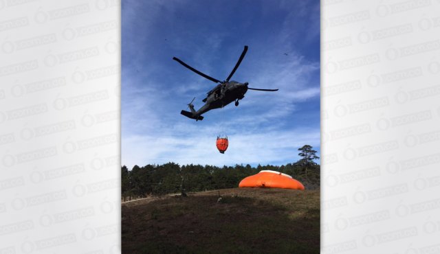 Con el apoyo de la Fuerza Aérea ha sido necesaria la descarga de miles de litros de agua para controlar incendios en varios departamentos del país. Colprensa