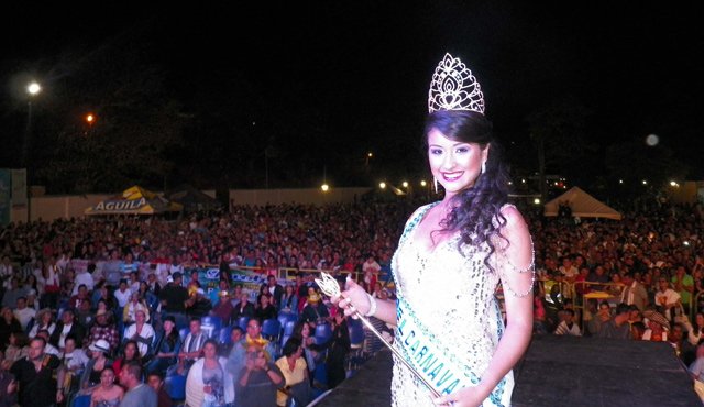 La estudiante de fisioterapia Karla Estefanía Ribón Galvis, representante del barrio Gustavo Alayón, fue coronada como reina del carnaval en Ocaña. Cortesía