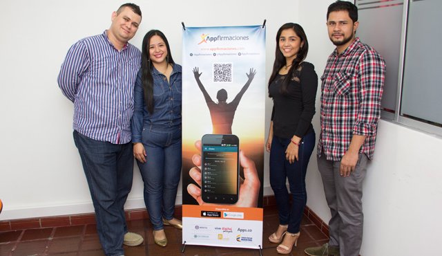Hely Suárez y los hermanos Johanna, Liliana y Nelson Andrade diseñaron la aplicación Appfirmaciones. Alfredo Estévez