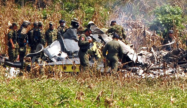 En un comunicado, la FAC informó que la aeronave militar AC47T pretendía aterrizar pero “se salió a un costado” de la pista del Comando Aéreo No. 6 “deteniéndose en la zona de seguridad”. Colprensa