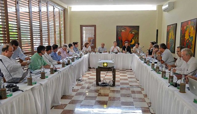 El Presidente Juan Manuel Santos y los integrantes del equipo negociador del Gobierno en el proceso de paz, ministros del Despacho y asesores nacionales e internacionales en materia de paz y posconflicto. Presidencia de la República