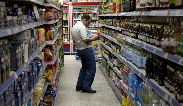 El costo de los productos de la canasta básica de los colombianos aumentaría en la nueva Reforma Tributaria, debido a la nueva carga de inpuestos que sugirió la comisión de expertos. Archivo